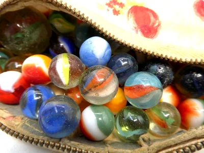VINTAGE COLLECTION OF MARBLES BAG LOT - CATS EYES MILKIES TOMS ETC - Image 1 of 4