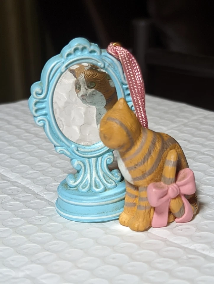 Vintage Kitty Cat Looking In The Mirror Figurine Ornament Foto 1 de 4