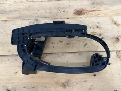 02-05 宝马 745Li E66 E65 后部右门把手支架 7013704 原始设备制造商 — 第 1/4 张图片