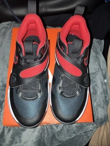 Nike Team Hustle D11 - Jugendschuhe - Schwarz/University Red-Weiß - Jugendgröße 3,5Y - Bild 1 von 5