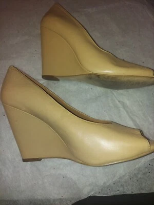 Zapatos de salón de cuña BCBGeneration de cuero beige punta abierta talla 9M Foto 1 de 4