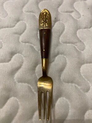 "Tenedor pequeño de mariscos de latón y madera de teca de Siam 5 3/8"" de largo" Foto 1 de 4