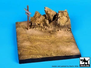 Encrucijada Black Dog 1/72 con marcas de pista con roca y letrero base de diorama de África D72003 - Imagen 1 de 1