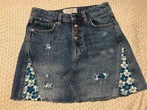 Falda de mezclilla reciclada We the Free talla 26 adornos cosidos a mano Sashiko - Imagen 1 de 6