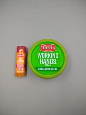 Lote de O'Keeffe's Crema de Manos Trabajando y Bálsamo Labial Reparador Labial Foto 1 de 4
