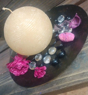 Plate W/ Candle Spear Surrounded By Black & White Stones & Pink Faux Flowers - Изображение 1 из 4