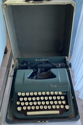 Máquina de escribir Underwood Leader 1956 con estuche serie # CA2713697 - ¡FUNCIONA! Foto 1 de 4