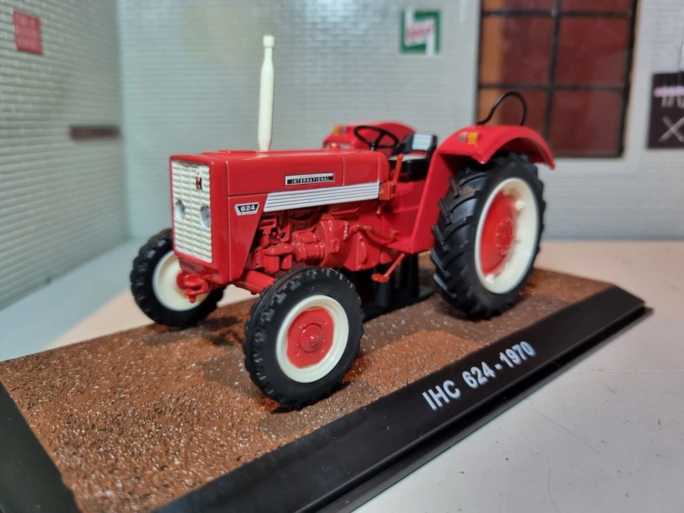 1:32 International Harvester McCormick IHC 624 Tractor 1970 Red Diecast Scale - Image 1 of 4