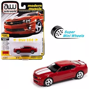 Auto World 1:64 2010 Chevy Camaro RS/SS Rosso - Foto 1 di 2