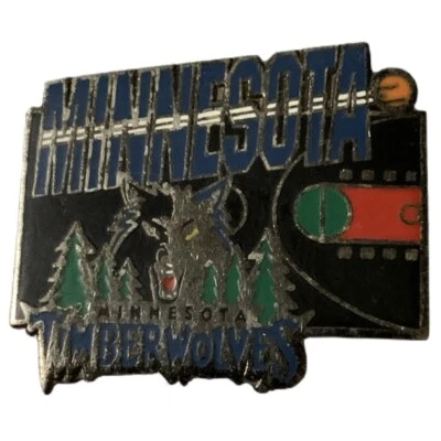 Prendedor de recuerdo vintage 1995 NBA Minnesota Timberwolves logotipo cancha de baloncesto Foto 1 de 2