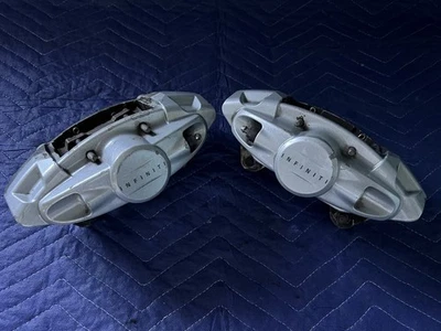 Pinzas de freno traseras Infiniti G37 M37 M56 Q50 Q60 Q70 FX37 FX50 AKEBONO 2008-2019 Foto 1 de 4