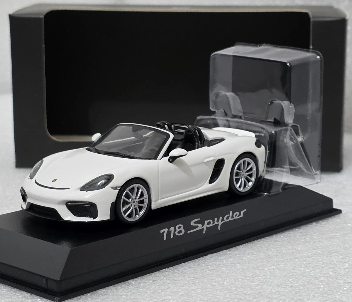 Porsche 718 (982) Boxster Spyder 2019 White 1:43 Minichamps WAP