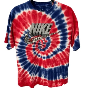 Nike Hombres MD Rojo y Azul Tie Dye Calavera Swoosh Gráfico Camiseta 4 de Julio - Imagen 1 de 4