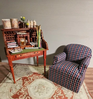 Escritorio de secretaria para casa de muñecas escala 1:12, silla Bespaq, alfombra y accesorios Foto 1 de 4