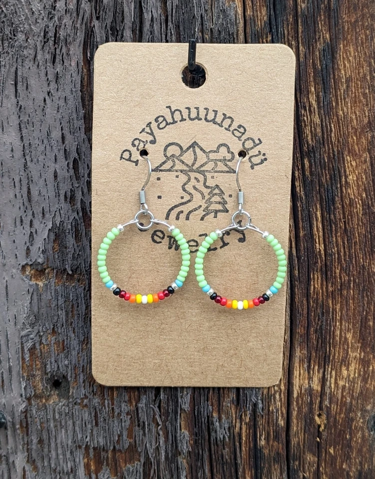 Pendientes de aro pequeños con cuentas de joyería fina nativa americana hechos a mano 11/0 cuentas de semillas Foto 1 de 1