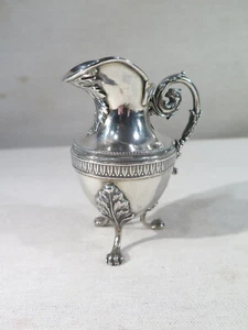 ANCIEN TRES JOLI PETIT POT A LAIT ARGENT MASSIF TETE DE GRIFFON STYLE LOUIS XV - Photo 1/2