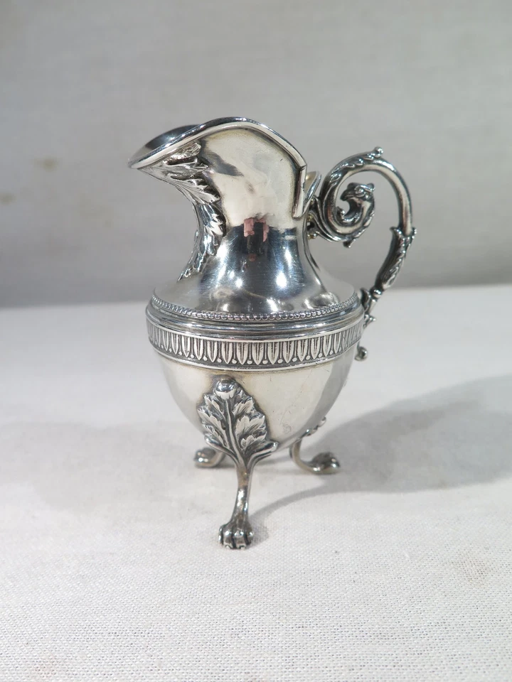 ANCIEN TRES JOLI PETIT POT A LAIT ARGENT MASSIF TETE DE GRIFFON STYLE LOUIS XV - Photo 1/2