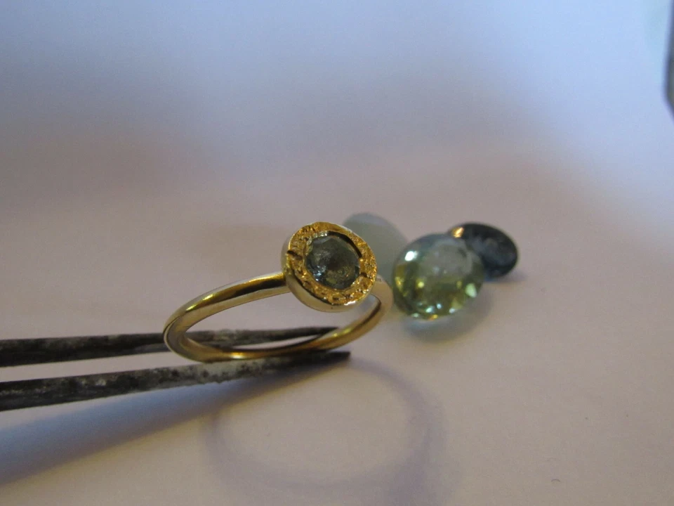 Anillo aguamarina turquesa. Anillo chapado en oro de plata de ley con aguamarina. Foto 1 de 4