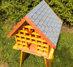 Handgefertigtes Vogelhaus im Fachwerkstil – Ein Schmuckstück für Garten & Balkon - Bild 1 von 9