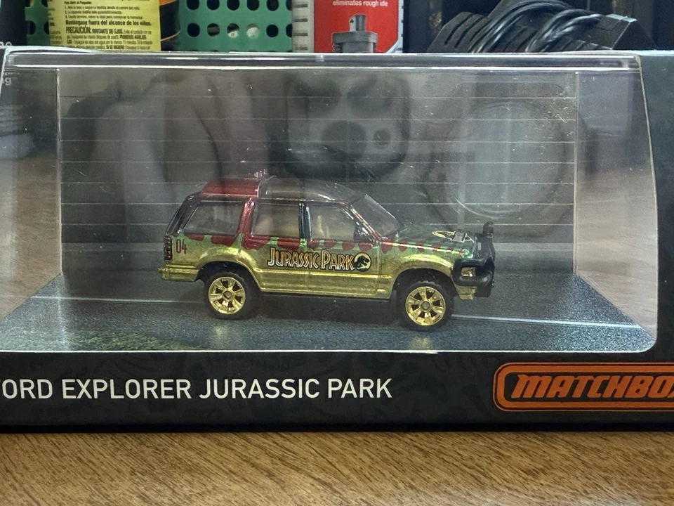 Matchbox GRJ33 1 64 Die Cast Jurassic Park 1993 Ford Explorer w/Display Case - Image 1 of 4