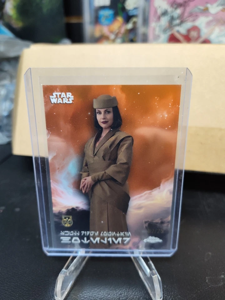 2025 TOPPS CHROME STAR WARS AUREBESH DEBUT /25 SKULL RIDGE MOUNTAIN HOTELIER - Image 1 of 2