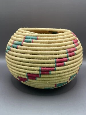 Cesta tejida enrollada natural con patrón de escalones verde rojo contenedor de almacenamiento redondo Foto 1 de 4