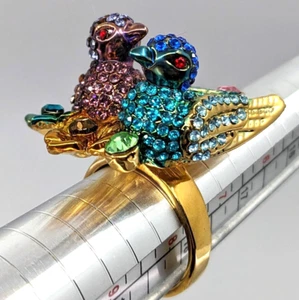 Love Birds Mode Ring mehrfarbige Kristalle goldfarbenes Band Größe 6,75 - Bild 1 von 5