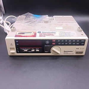 Vintage GE SPACEMAKER AM/FM Radio 7-4230A Under Cabinet Mount W/ Light Outlet - Picture 1 of 7