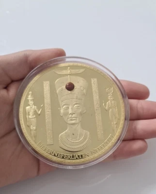 Medaille Münze - Königin Nofretete / Ägypten - vergoldet - Gigant Münze-Eck1   - Bild 1 von 4