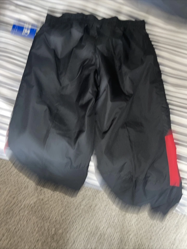 Pantalones deportivos de malla con ribete rojo blanco y negro marca Starter para niños talla XL Foto 1 de 1