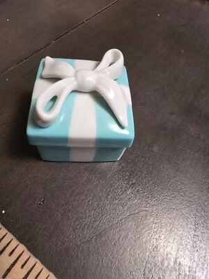 "Caja de regalo de baratija azul porcelana Tiffany Co contenedor de joyería de cerámica con arco 2""" Foto 1 de 4