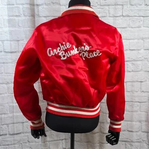 Chaqueta de Colección Archie Bunker's Place Programa de TV Equipo Regalo Para Hombre Pequeña Carroll O'Connor - Imagen 1 de 11