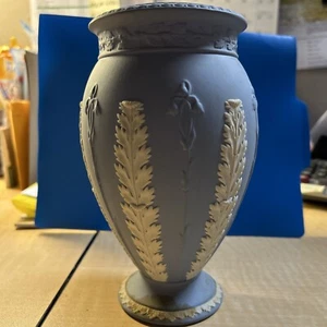 Wedge wood Vase Blue - Picture 1 of 11