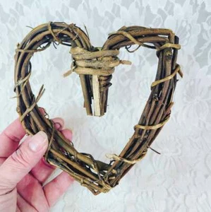 Natürlicher Zweig Weinrebe herzförmiger Kranz 7" x 7" Weinrebenkränze Handwerk Zum Selbermachen  - Bild 1 von 2