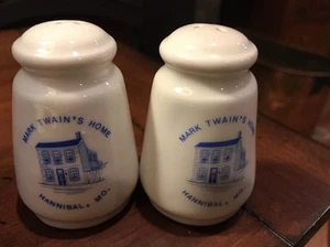 Agitadores de sal y pimienta blancos Mark Twain Homes Hannibal MO - Imagen 1 de 5