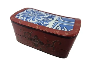 Caja de baratijas de madera lacada roja con tapa de fragmento de porcelana 5" X 3" - Imagen 1 de 8