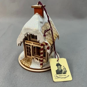 Ginger Cottages Santa's Workshop beleuchtetes Design Ornament 2014 lasergeschnittenes Holz - Bild 1 von 15