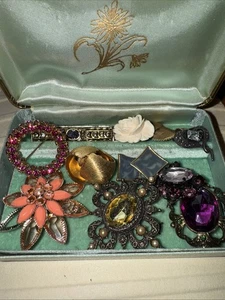 Vintage grünes Schmuckkästchen Schatulle mit Broschenohrringen & Anhängern - Bild 1 von 7