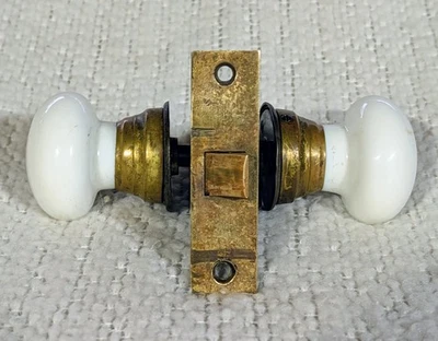 Perillas de puerta antiguas de porcelana blanca y latón, pestillo, husillo, tornillo, rosetas #1 Foto 1 de 4