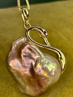 Edler Anhänger aus Echter Barockperle in Schwanenform – mit Rubin-Akzent Unikat - Bild 1 von 4