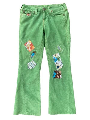 Pantalón True Religion Patchwork Distress Pierna Reparada Acampanado Verde Pana 28”x 28” Foto 1 de 4