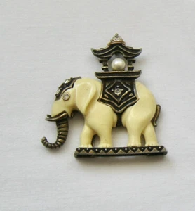 COLGANTE ELEFANTE INDIO DE METAL DORADO ENVEJECIDO Y MARFIL IMITACIÓN SIGLO XX POCO COMÚN 1/2 - Imagen 1 de 3