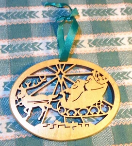 VINTAGE HOLZ DEKUPIERSÄGE KUNST OVAL HOLZ ORNAMENT WEIHNACHTSMANN SCHLITTEN RENTIER STERN - Bild 1 von 3