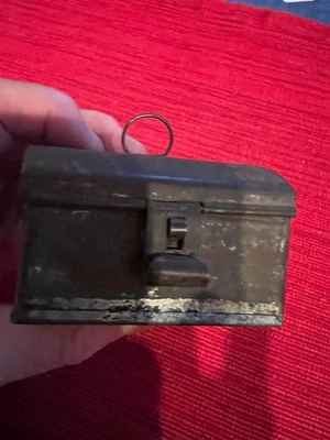 Antiguo cofre abovedado de metal estaño - Pequeña caja primitiva de efectivo/documentos - c. 1890-1920 Foto 1 de 4