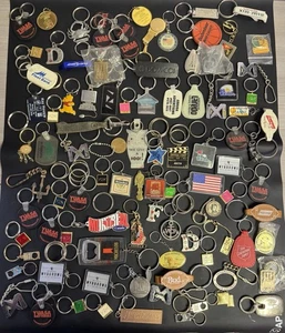 🔥 RANDOM ESTATE LOT VINTAGE KEYCHAINS KEY RINGS COLLECTORS 120+ PIECES 🔥 - Foto 1 di 15