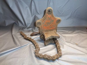 VULCAN No. 2 Bench Mount Chain Pipe Vise - ¼" to 4" Pipe Capacity - Picture 1 of 5