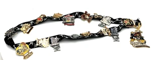 Disney Totenkopf Schlüsselband mit ca. 16 Trading Pins wie abgebildet - Bild 1 von 3
