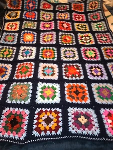 NEU HANDGEFERTIGT MARINEBLAU & HELLBLAU mehrfarbig GRANNY SQUARES AFGHANISCH (Los#181) - Bild 1 von 2