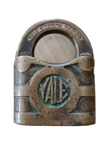 Rare Vintage Padlock Yale & Towne With Collectable Flat Arm Stamford USA no key Cover
