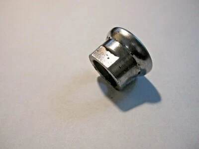 FIAT 600D LIMPIAPARABRISAS POSTE TUERCA RETENEDOR USADA  Foto 1 de 3